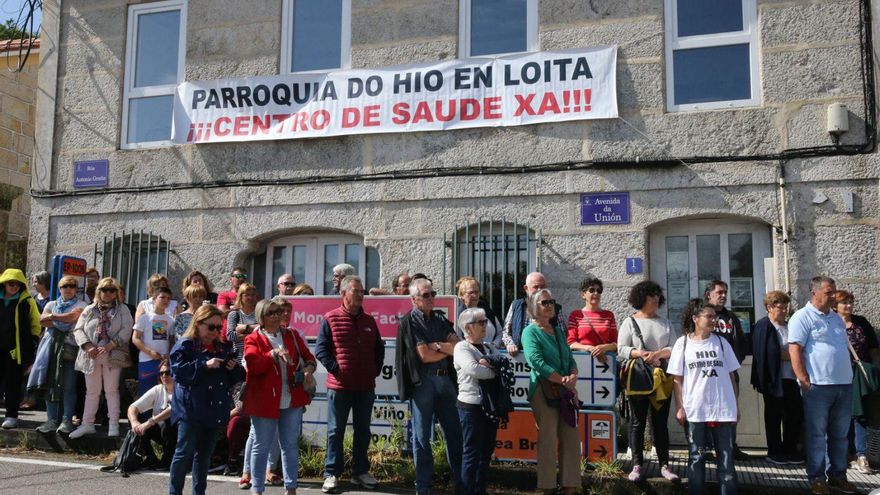 Vecinos concentrados delante del consultorio de O Hío. |   // SANTOS ÁLVAREZ