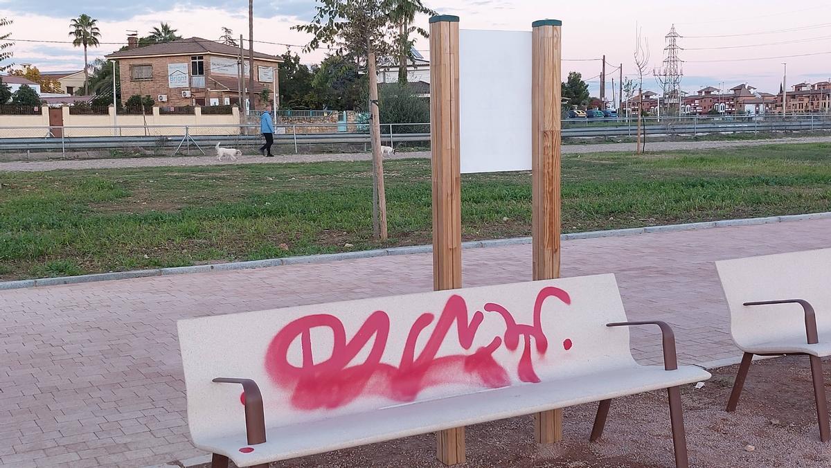 Uno de los bancos vandalizados.