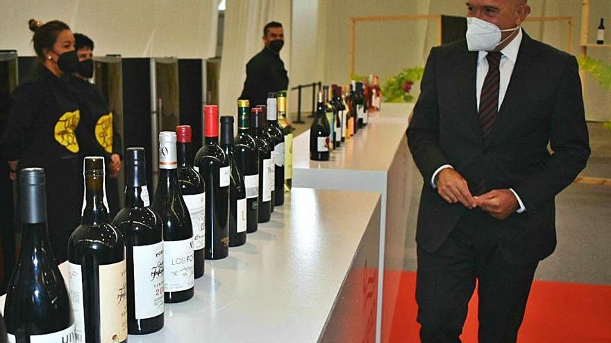 Carnero, durante su visita a la feria Duero Wine el lunes. | Europa Press