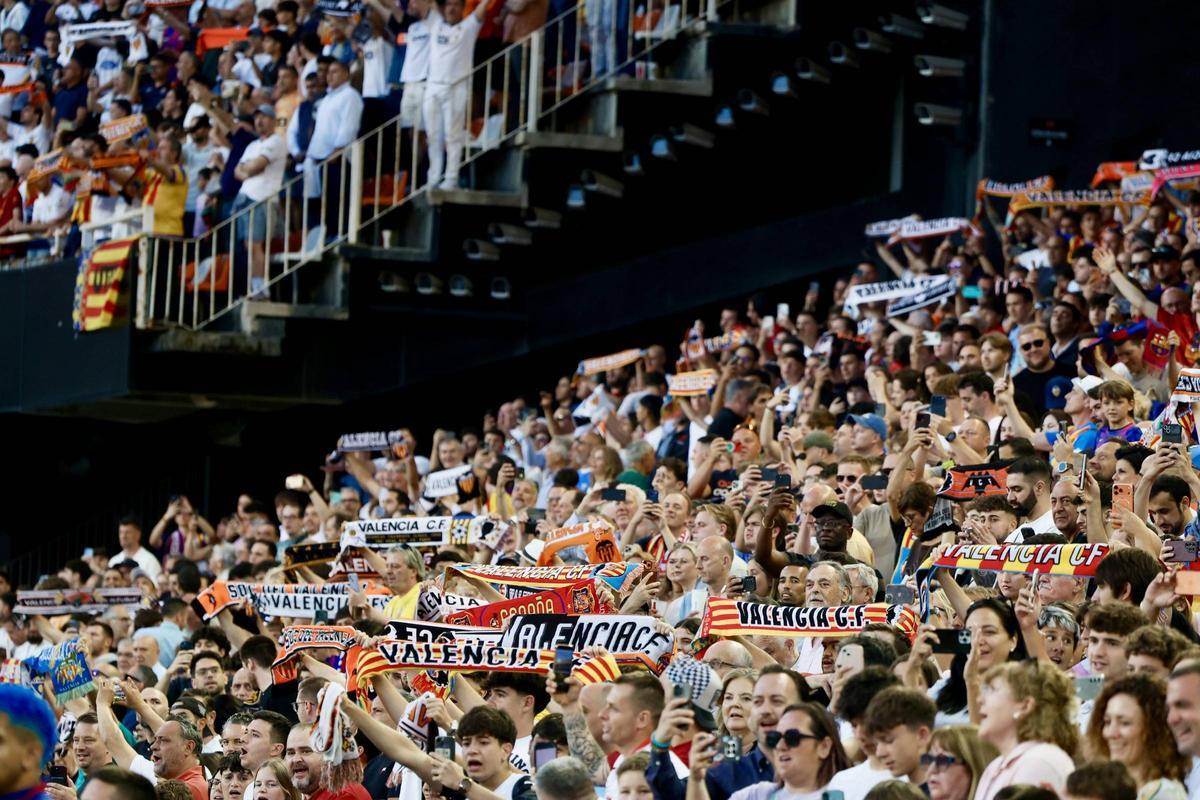 Aficionados en Mestalla, en el partido contra el Barcelona en mayo.
