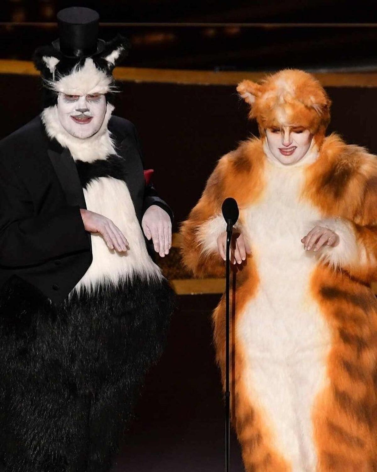 James Corden y Rebel Wilson entregan un premio Oscar disfrazados de sus personajes de 'Cats'