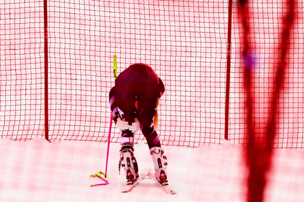 Vonn sujeta su rodilla con gestos de dolor tras la lesión en Crans-Montana.