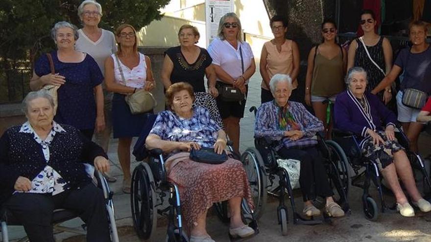 Los mayores de la residencia visitan el mercadillo del pueblo