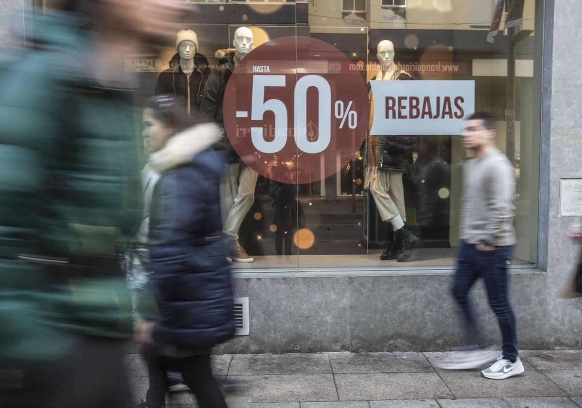 Una gran superficie anuncia descuentos del 50% en su escaparate, en Alicante.