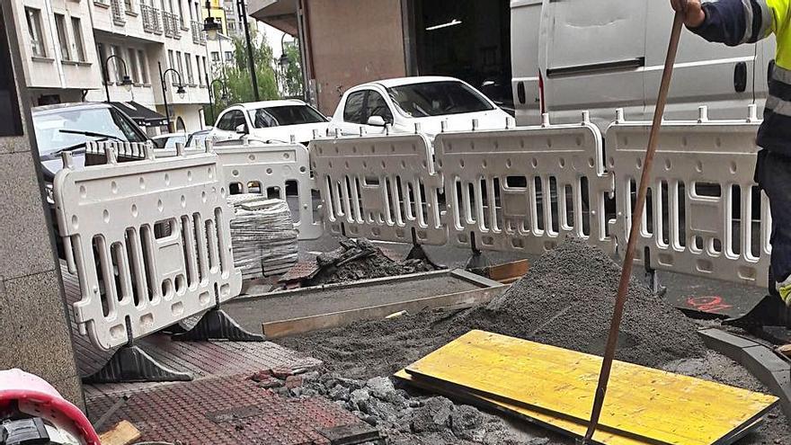 Una rotura provoca el corte del suministro de agua en Arteixo