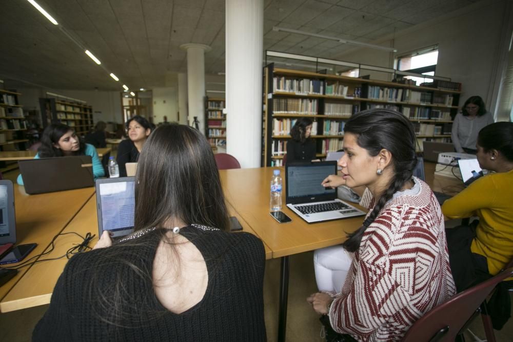 "Editatón" de la Wikipedia en la biblioteca del Campus de Humanidades