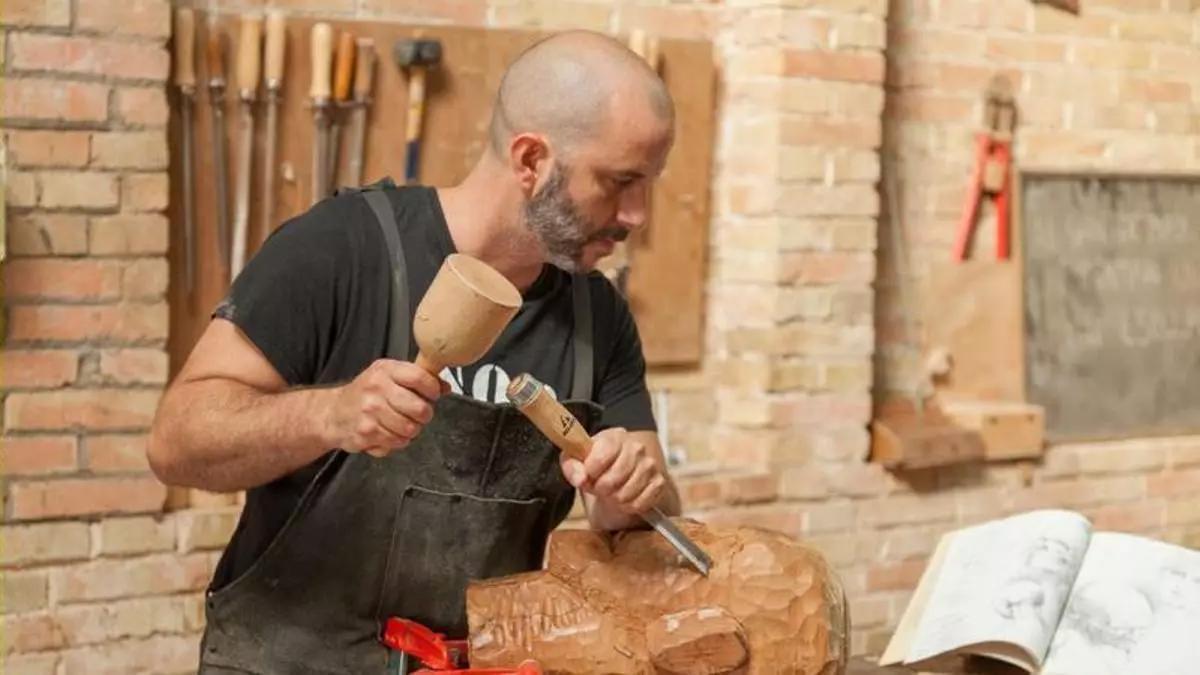 Nahuel Forchini, en pleno trabajo en su taller.