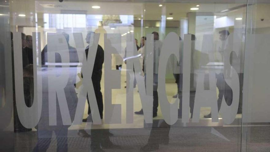 Varios pacientes en el interior del área de Urgencias del Hospital de A Coruña.