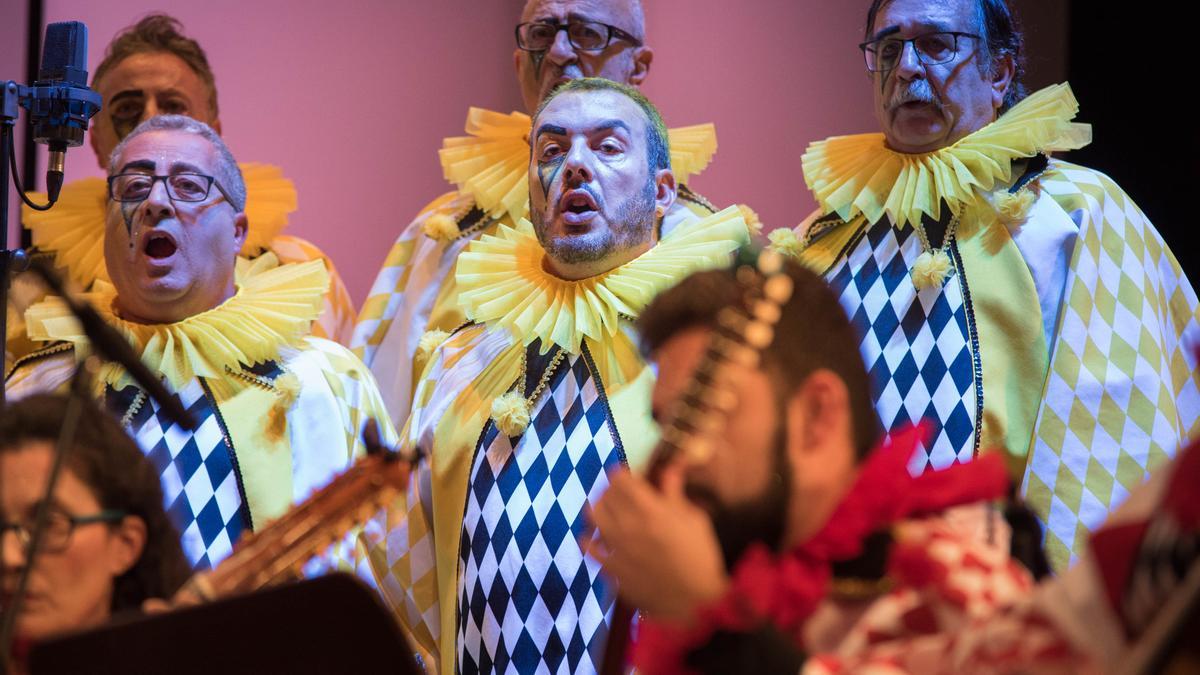 Parte del coro masculino del Orfeón La Paz, de La Laguna, en el Carnaval 2022