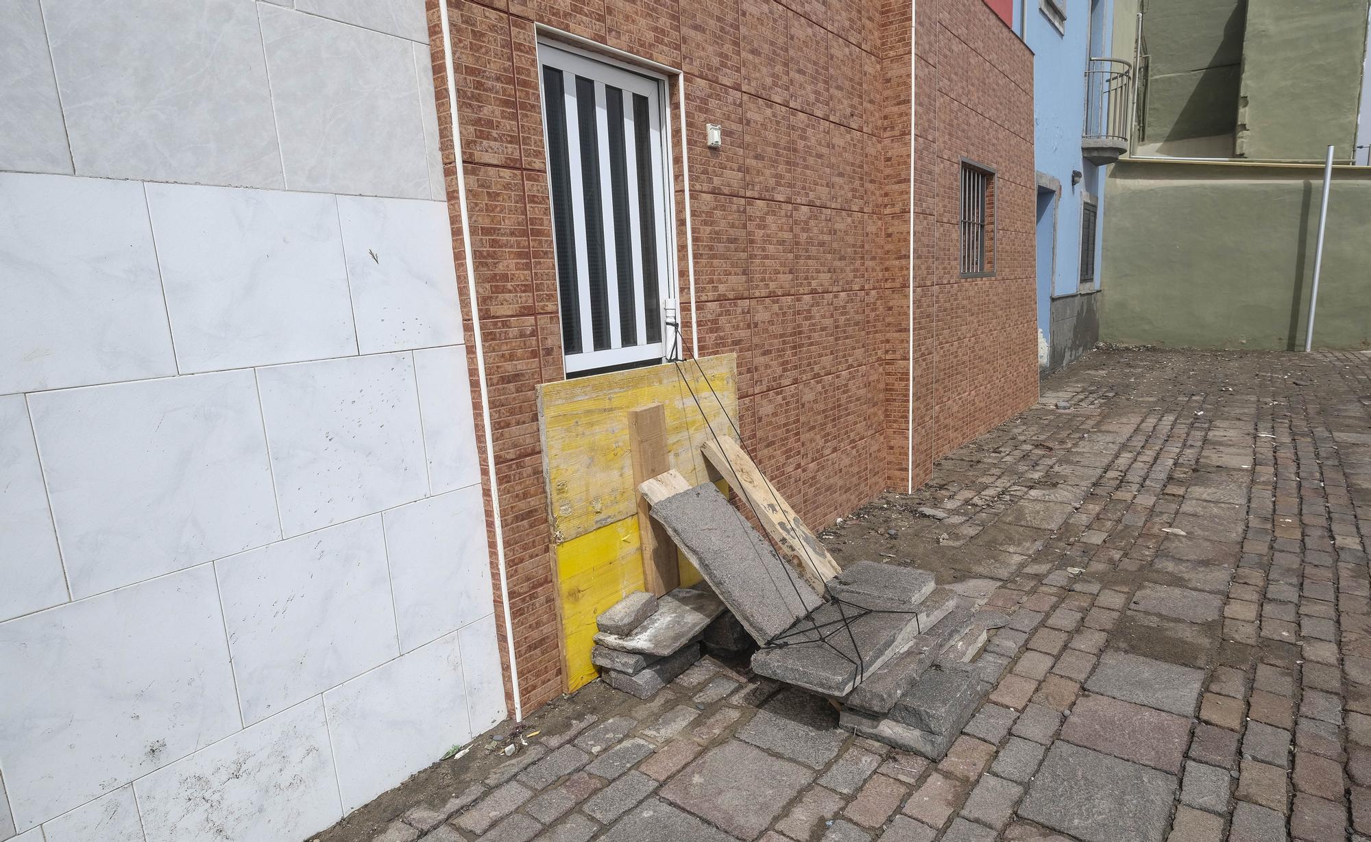 Este miércoles, vecinos, Policía Local y Bomberos de LPGC llevaron a cabo labores de acondicionamiento y prevención tras las inundaciones por el fuerte oleaje en el barrio de San Cristóbal, en la capital grancanaria.