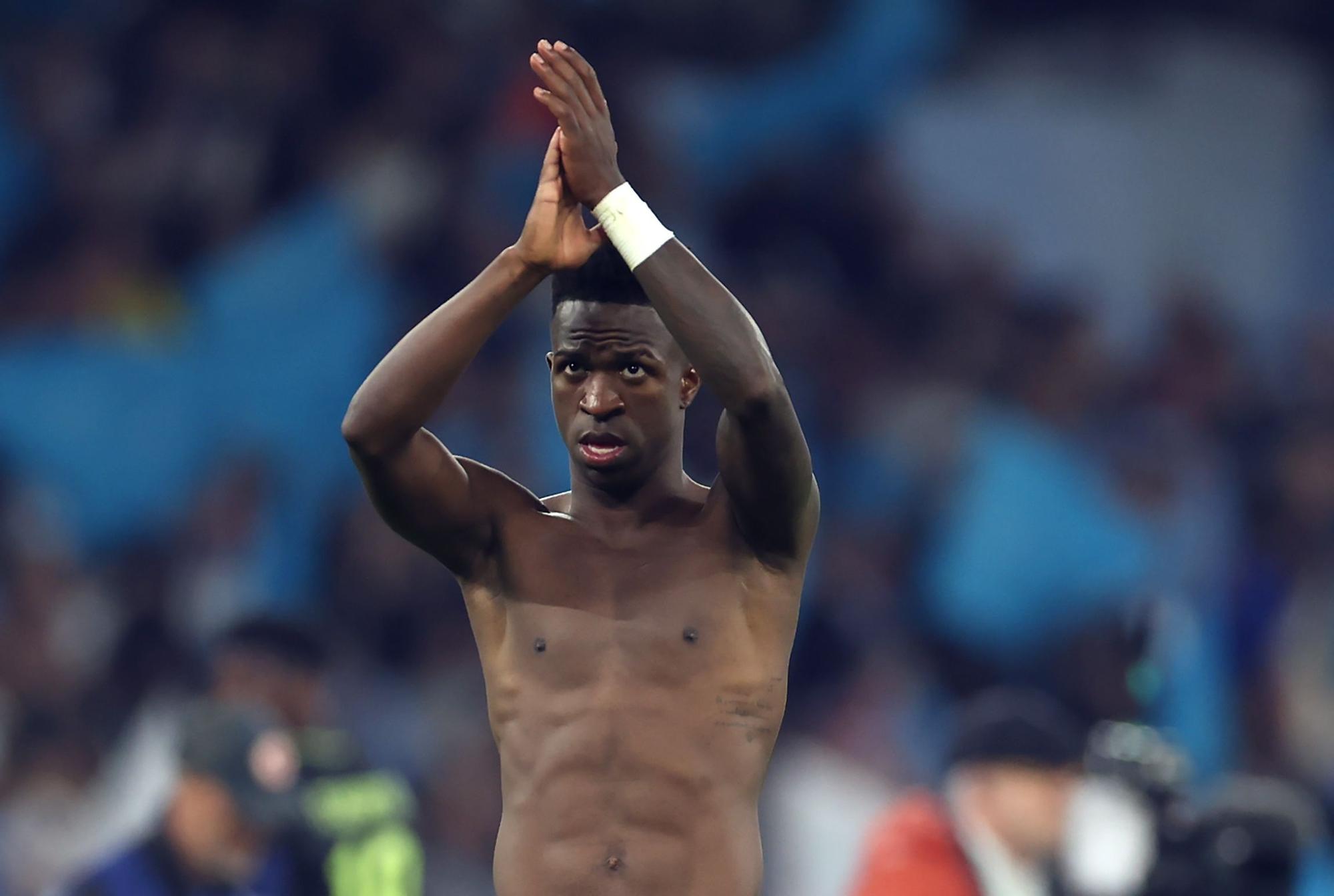 Vinicius Junior saluda a los madridistas desplazados al Etihad Stadium después de la derrota frente al Manchester City.