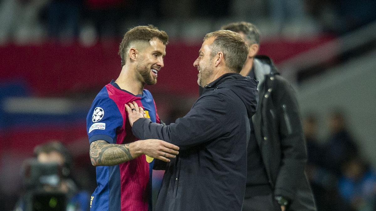 Hansi Flick felicita a Iñigo Martínez al sustituirle durante el partido de vuelta de los octavos de final de la Champions League entre el FC Barcelona y el Benfica.