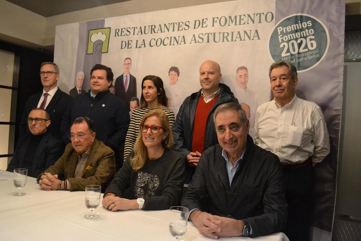 Sentados, por la izquierda, Fernando Corral, Pedro Morán, Lara Martínez y Luis Alberto Martínez (cocinero). De pie, por la izquierdad, los cocineros y restaurantistas Juan Ramón González, Marcos Morán, Adriana Reginelli, David Menéndez y Juan Rivero, todos integrantes de FOCOA.
