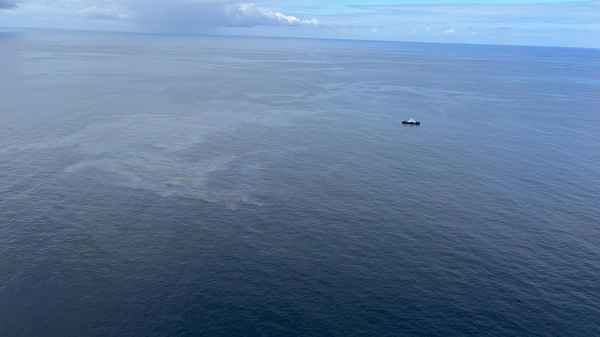 El vertido de combustible del 'Nueva Mariña' amenaza la costa de Muros