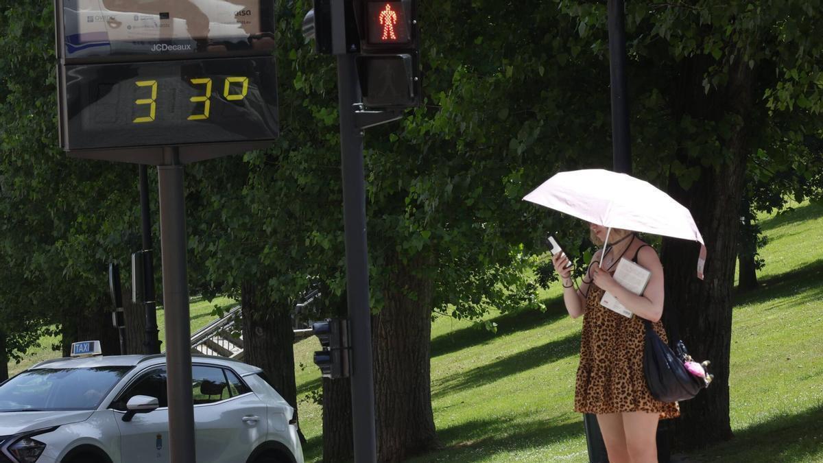 La ola de calor aprieta en Asturias: paraguas al sol, agua y fuentes para combatir los casi 40 grados