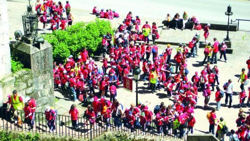 Alumnos del colegio en Covadonga, con sus padres y profesores.