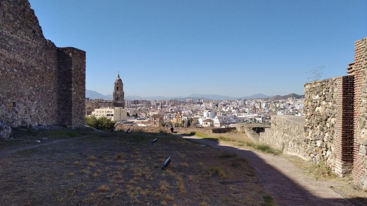 El ‘campo’ entre la doble muralla de la Alcazaba, con Málaga al fondo, el pasado noviembre.