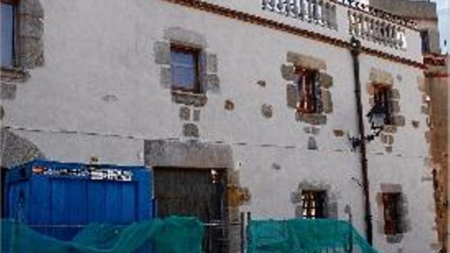 La façana dels edificis en remodelació on hi haurà l&#039;hotel &quot;amb encant&quot;.