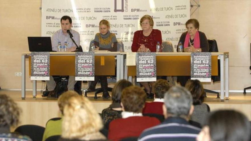 Por la izquierda, José Ángel Gayol, Diana López, Anita Sirgo y Juana Prieto, en la Casa de Cultura de Mieres.