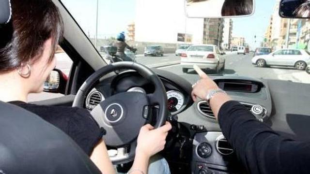Una mujer conduciendo por una calle de Alicante.