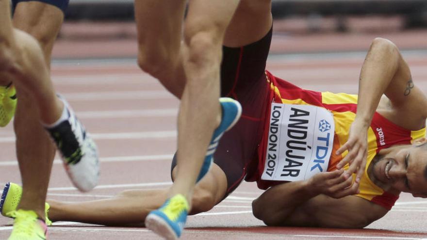 Daniel Andújar se cae tras alcanzar la meta en su serie de 800 en el Mundial de Atletismo de Londres