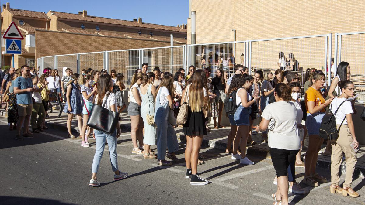 Aspirantes a docentes esperan a entrar en un instituto de la provincia para examinarse