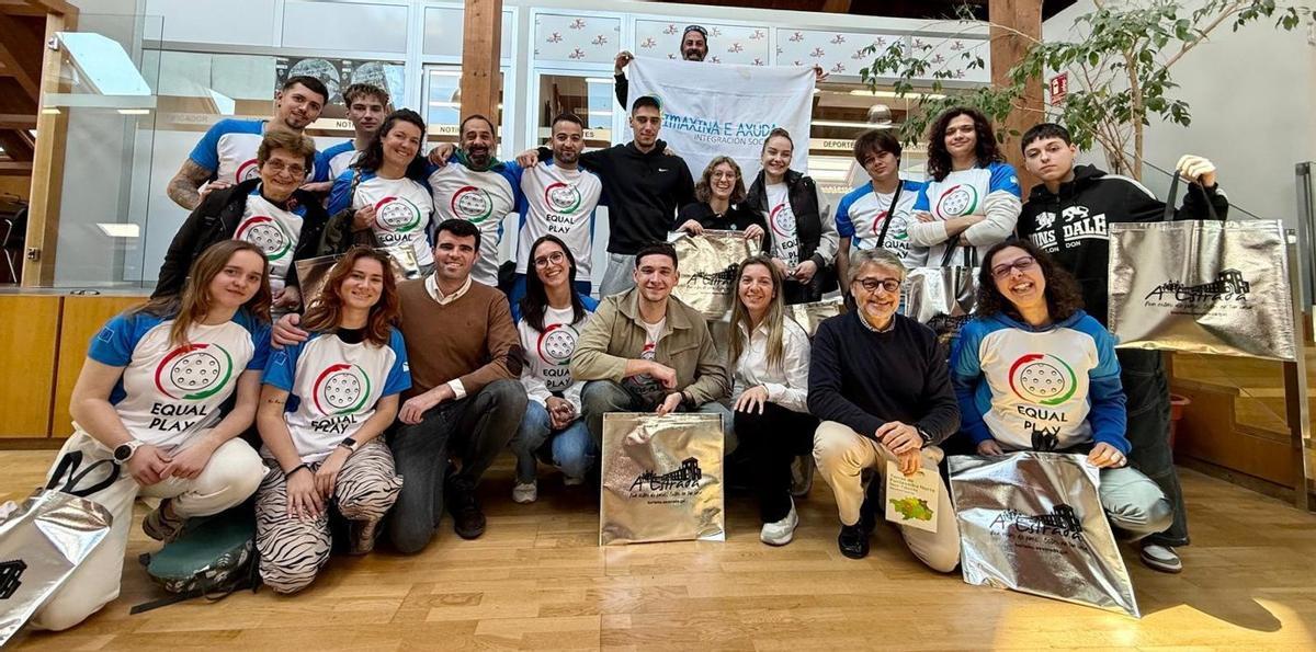 Visita al Concello (arriba) y  charla en La Estación (izquierda). | CEDIDAS