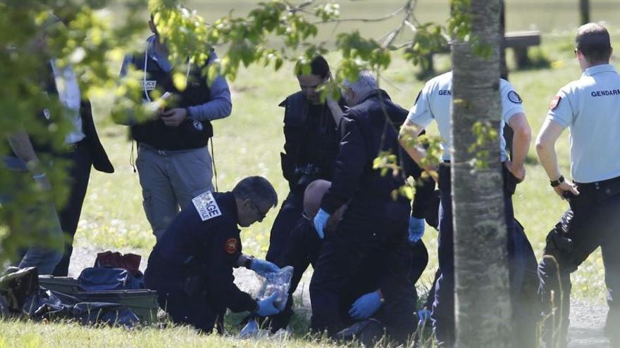 Agentes franceses requisan armas de ETA en el desarme de abril.