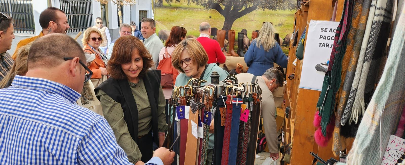 Segundo día de la décima edición de la feria del lechón de Cardeña, en imágenes