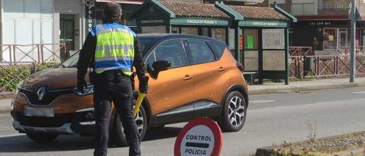 Un control en Vilagarcía, durante la fase dura del confinamiento. // N.P.