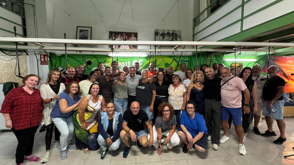 El concejal de Fiestas y los directores artísticos de la próxima edición del Carnaval, en Caña Dulce, agrupación musical ganadora en 2025.