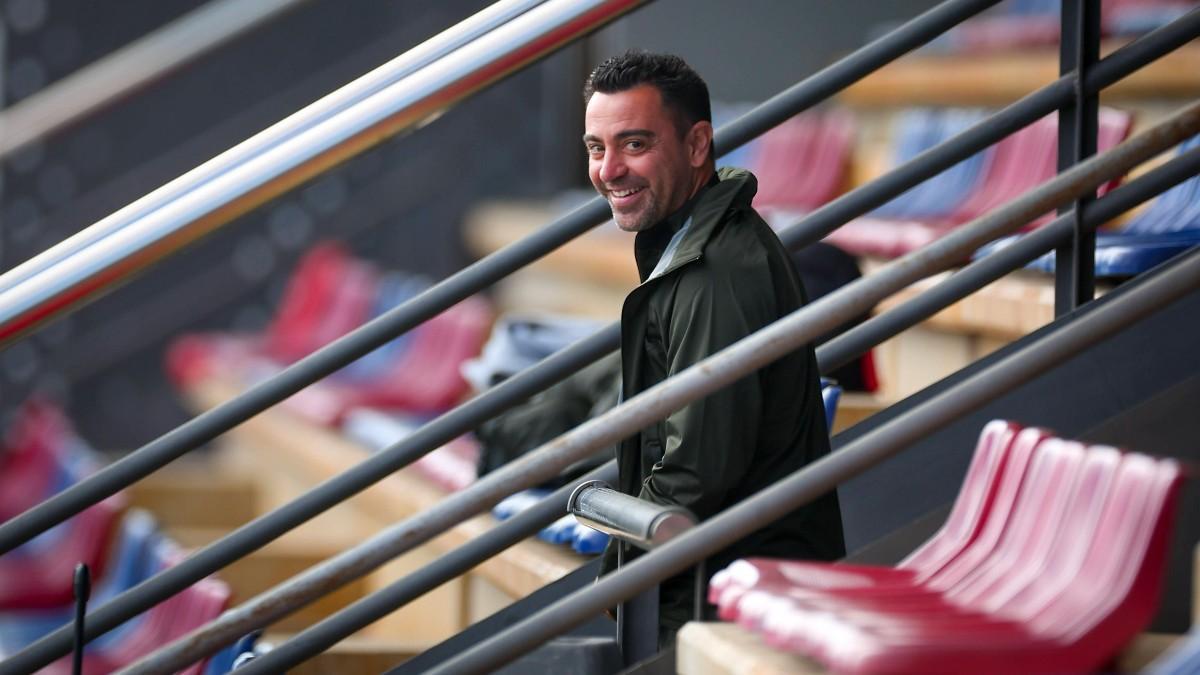 Xavi Hernández, sonriente antes de dirigir una sesión de entrenamiento con el FC Barcelona