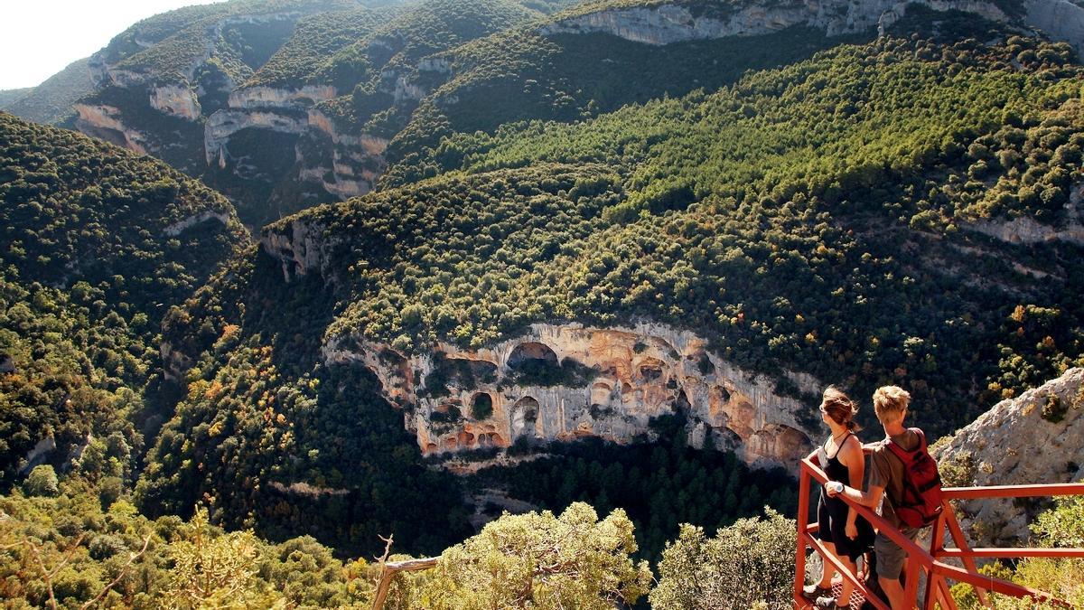 Dos visitantes se asoman a uno de los miradores del parque natural de la sierra de Guara.