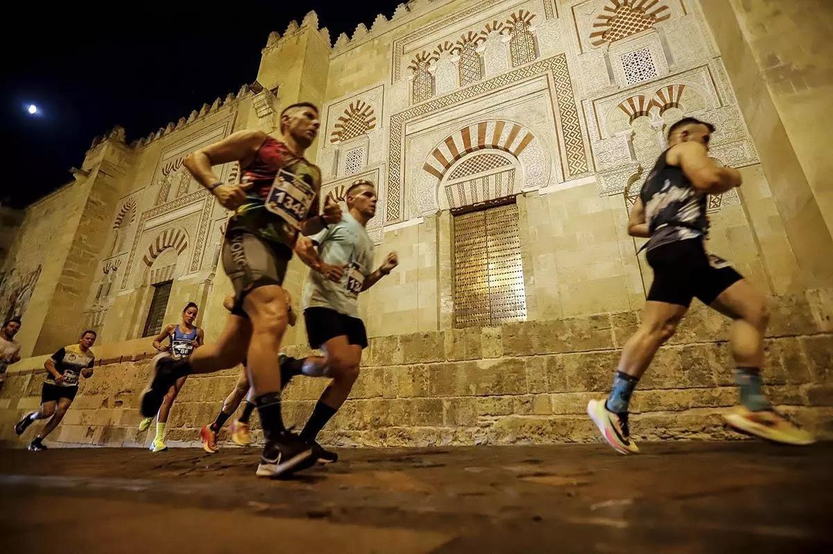Los corredores pasan junto a la Mezquita-Catedral en la Nocturna Trotacalles del 2025.