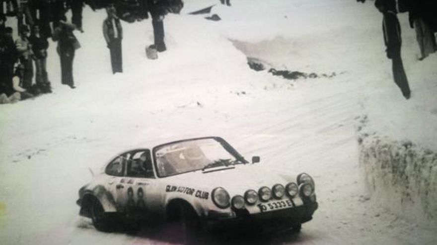 Gemar y Morales con el número 88 en las puertas del Porsche 911.