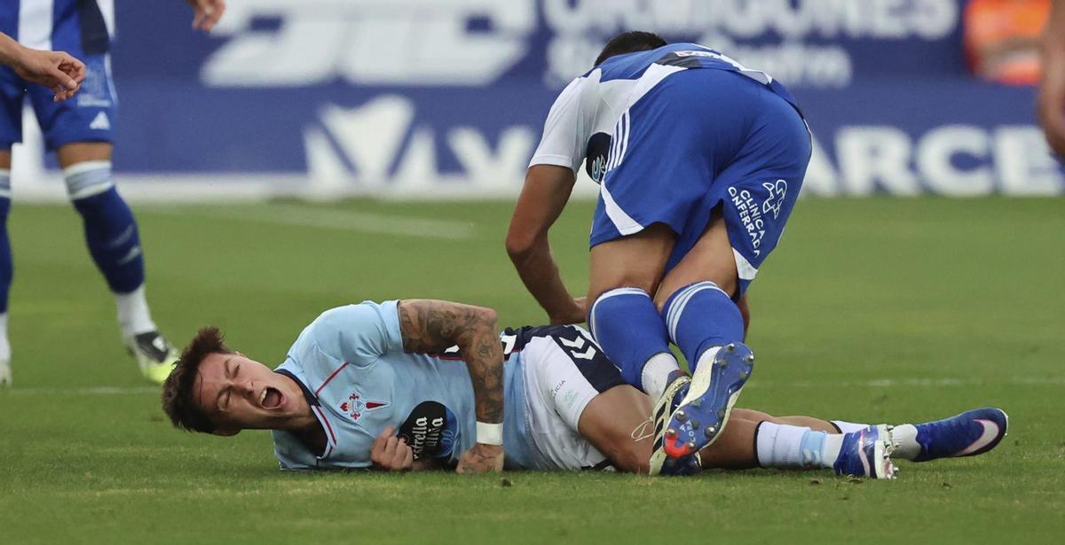 Oscar Marcos cae al suelo tras una entrada de un rival. | LOF