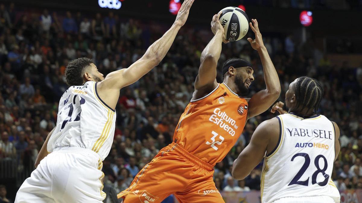 Las faltas de Brandon Davies condicionaron el partido del Valencia Basket ante el Real Madrid