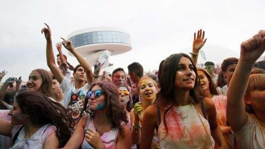 Público en la pasada edición de la &quot;Holi Party&quot;.