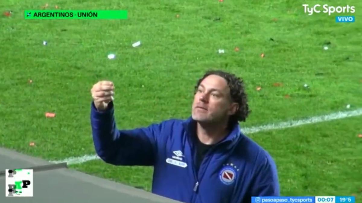 Milito dialoga con un aficionado que le pedía un cambio