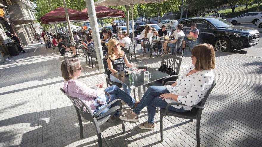 Un grup de persones reunides a la terrassa d&#039;un bar de Manresa |