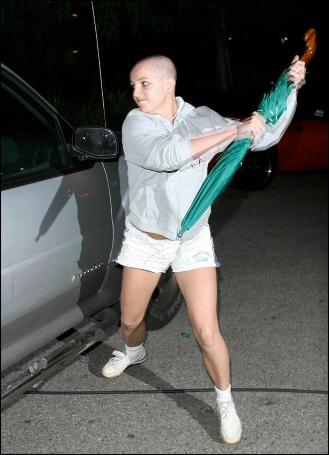 Britney Spears atacando a un fotógrafo con un paraguas