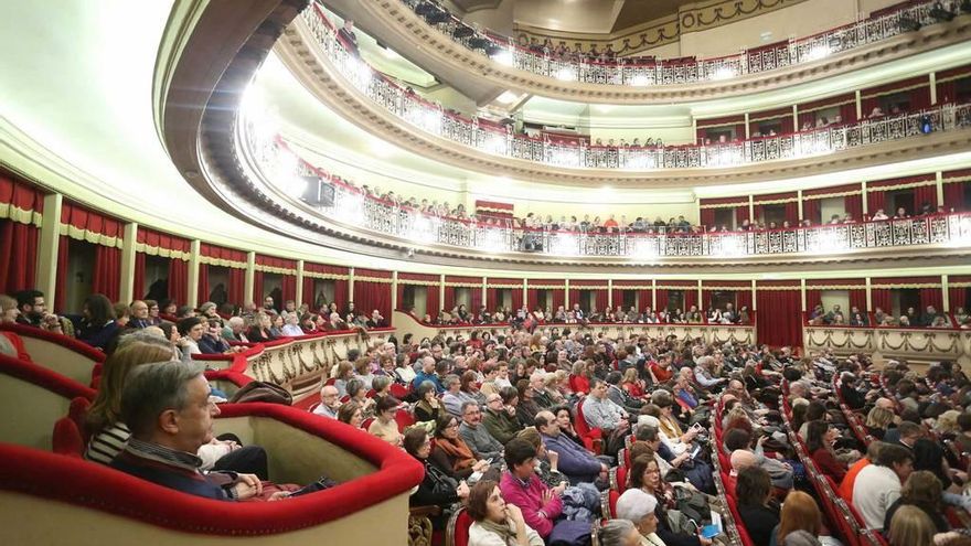 Público asistente a la obra en el Campoamor.