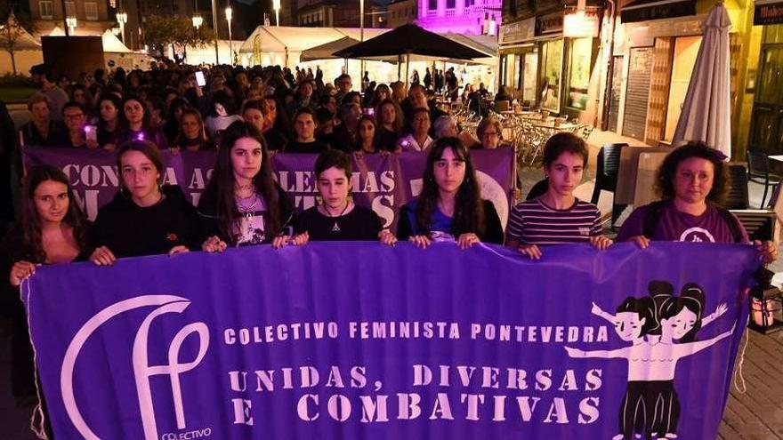 La marcha nocturna partió desde la Praza de España y recorrió varias calles de la ciudad. // Gustavo Santos