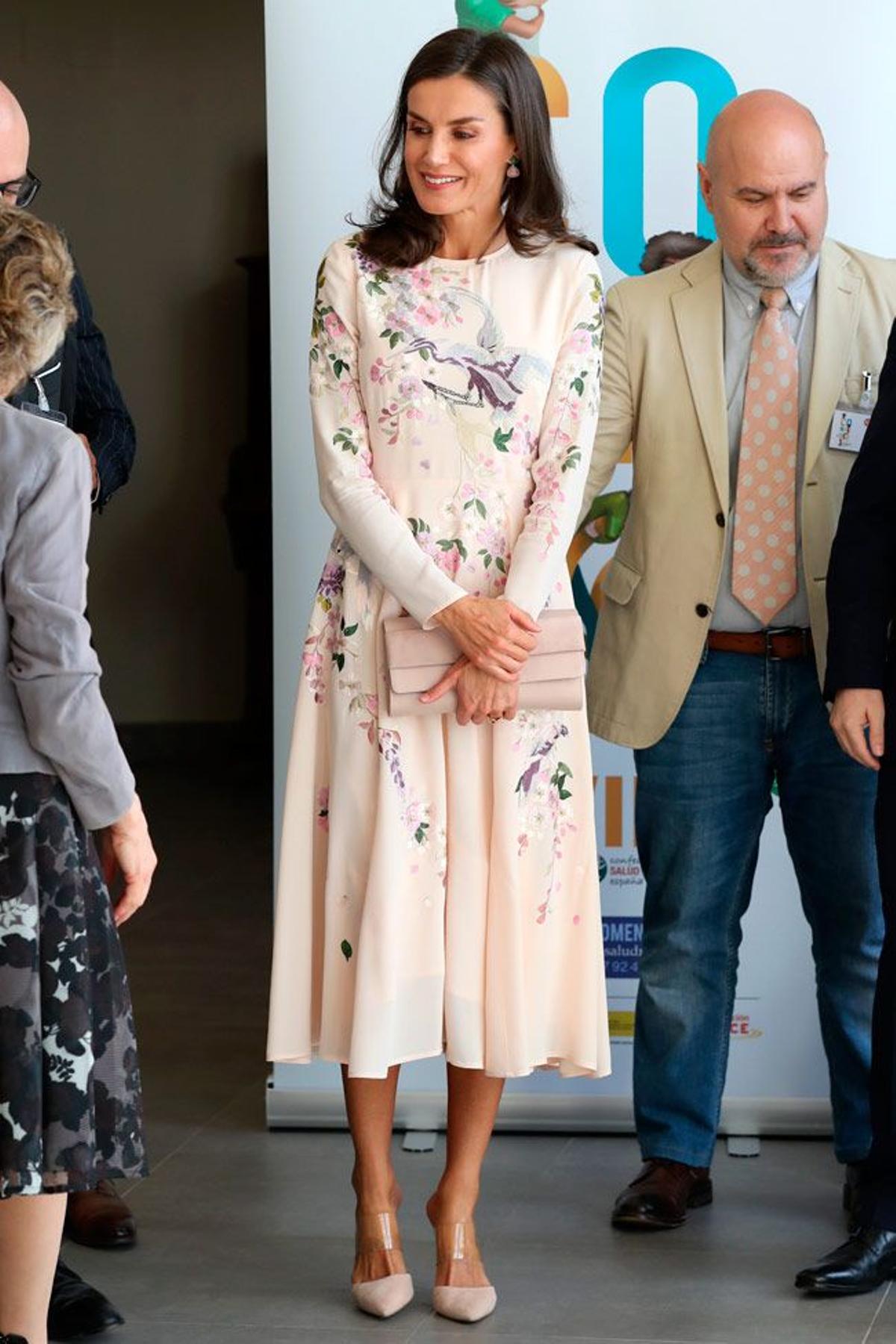 La reina Letizia recupera su vestido 'midi' de inspiración oriental de Asos