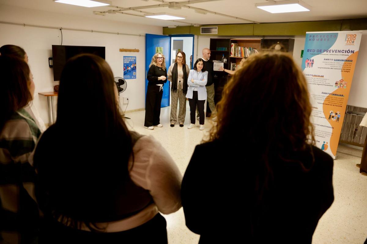 Carolina Darias durante la visita a Proyecto Hombre, donde dio declaraciones.