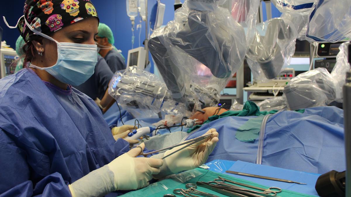 Intervención con un robot de cirugía Da Vinci en el Hospital General de Valencia.