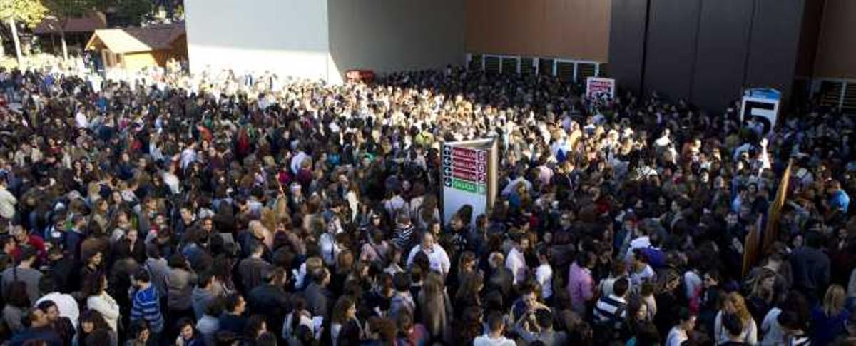 Los opositores, agolpados en el acceso al pabellón central de la Feria, una de las sedes de la prueba.
