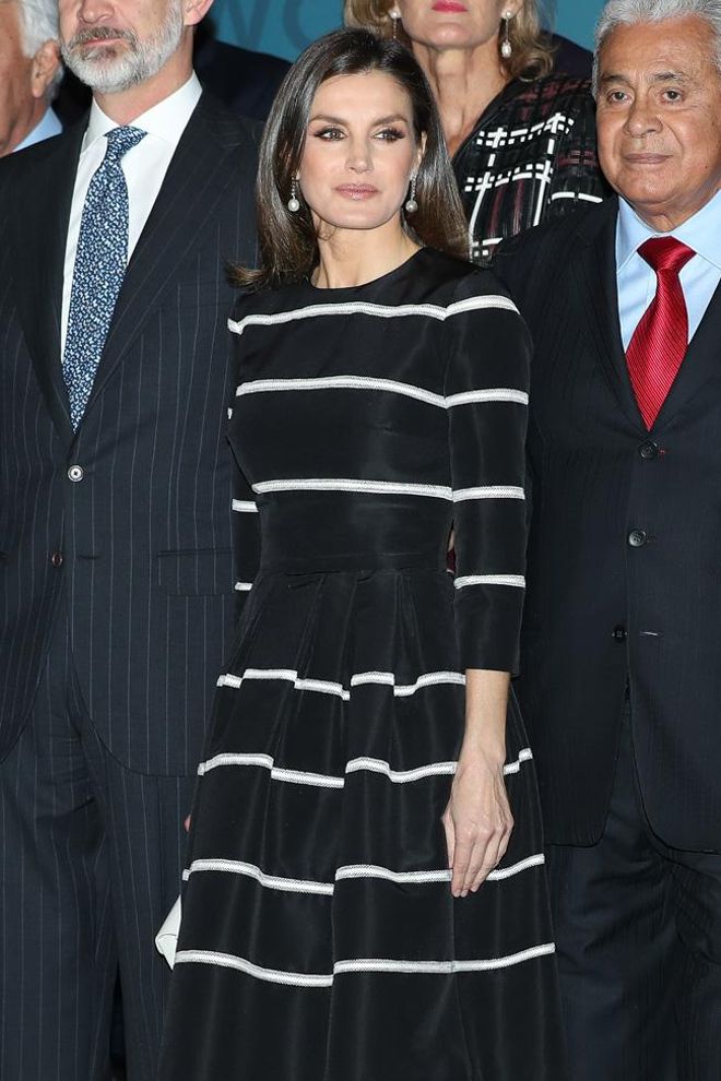 Letizia Ortiz con vestido negro y banco de Carolina Herrera y pendientes de perlas