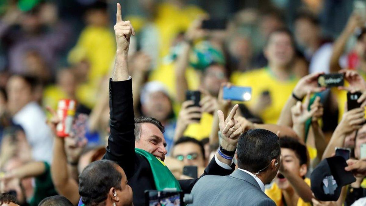 El presidente Bolsonaro celebra la victoria con los aficionados