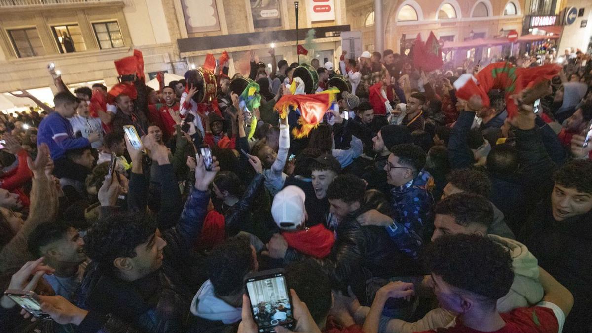 Celebració del triomf del Marroc a la placeta baixa de la Rambla de Figueres.